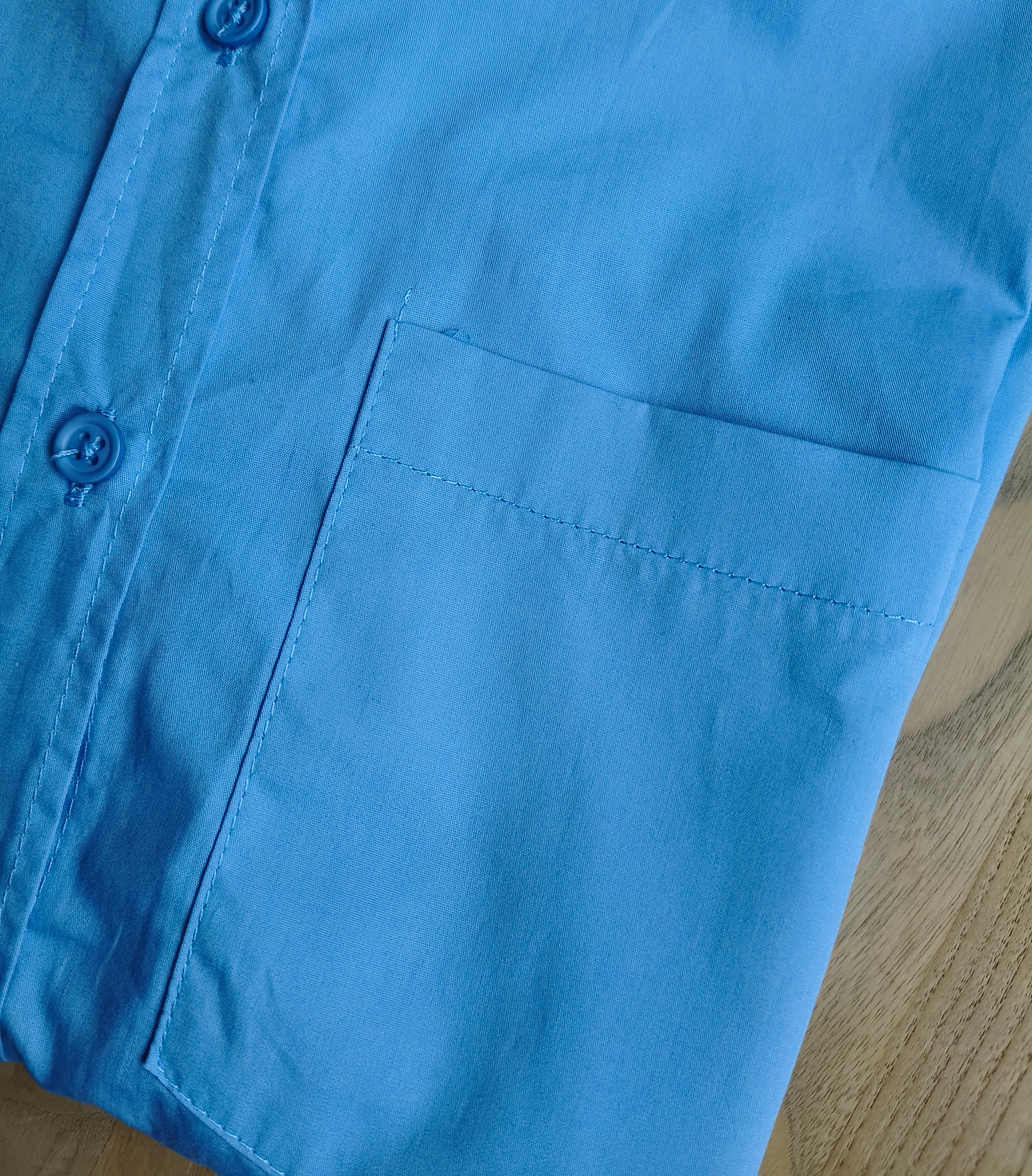 Blauwe blouse met klassieke kraag