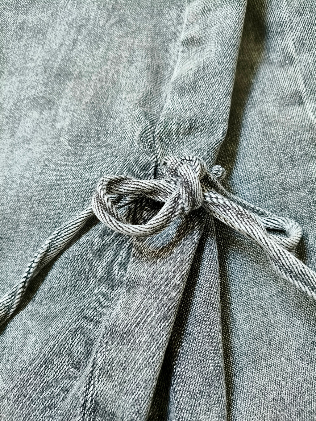 Grijze flare jeans met strikdetail – Trendy damesbroek