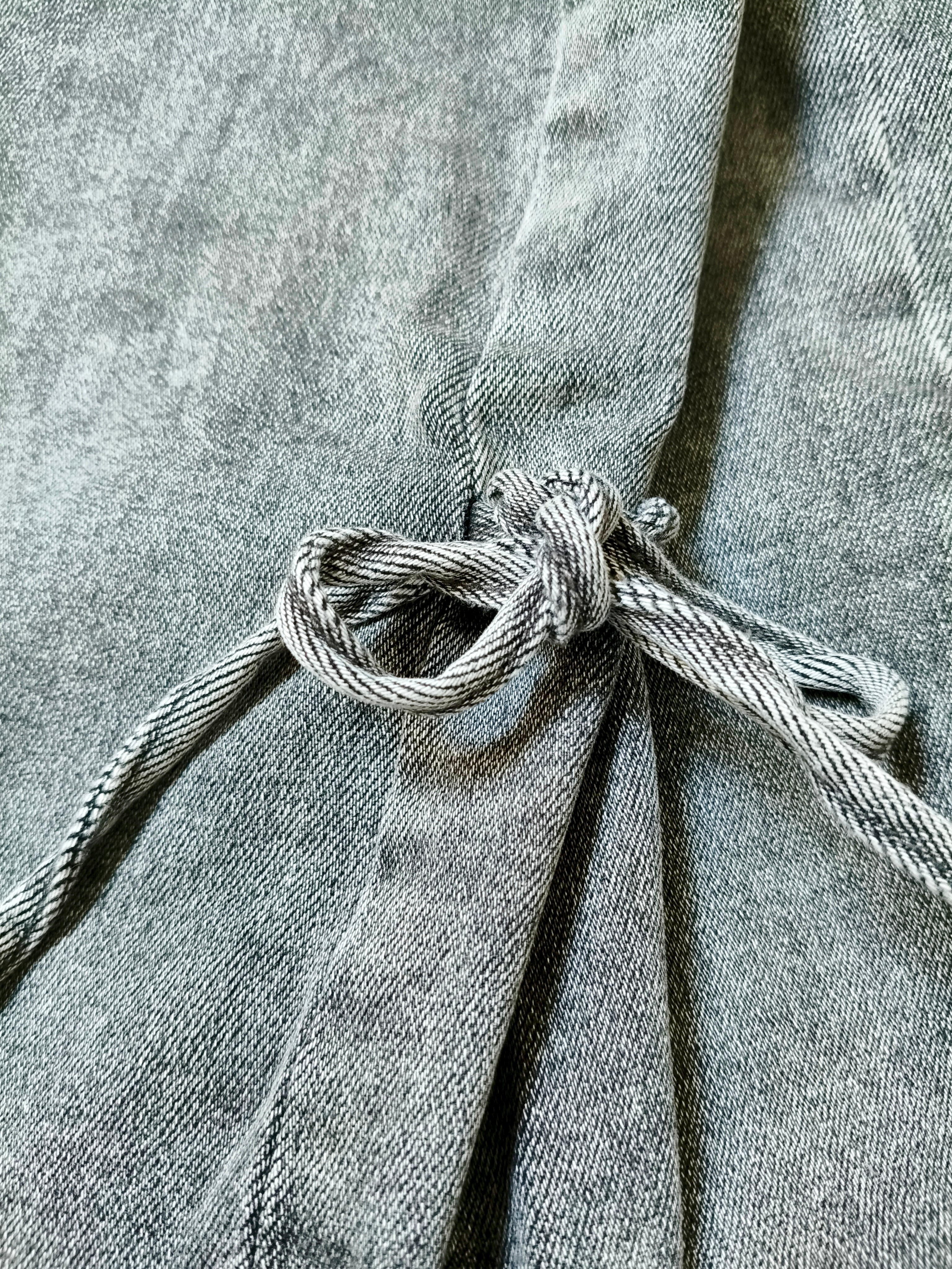 Grijze flare jeans met strikdetail – Trendy damesbroek
